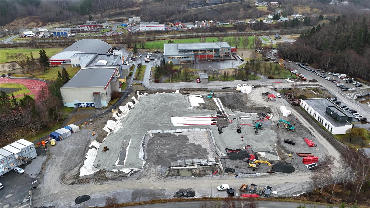 Dronefoto av nyskolens byggeplass - Klikk for stort bilde